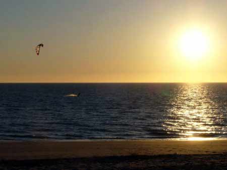 Kitesurfen im Sonnenuntergang